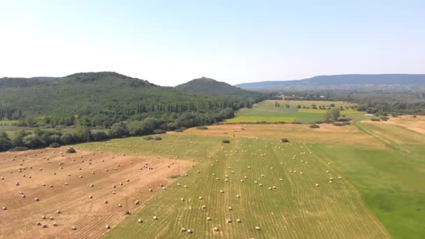 Szénabálák a mezőn a betakarítás után drónnal, Magyarország a Balaton közelében.