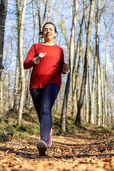 Bella Donna Spagnola Che Corre Nella Foresta Una Giornata Sole — Foto Stock