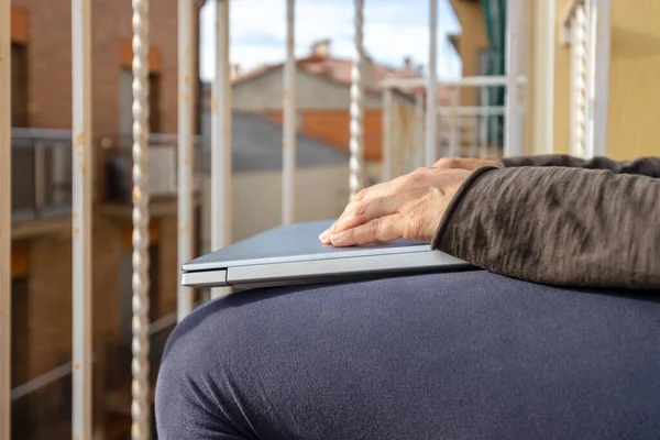 Mujer Con Portátil Balcón Casa Oficina Casa — Foto de Stock