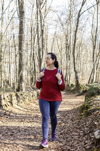 Sportieve Spaanse Vrouw Wandelen Het Pad Het Bos Lente Garrotxa — Stockfoto