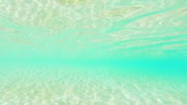 İspanya 'nın Costa Brava sahilinde şeffaf mavi su