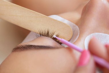 Kirpik temizleme prosedürünü kapat. Güzellik salonunda uzun kirpikleri olan güzel bir kadın. Kirpik uzantısı.