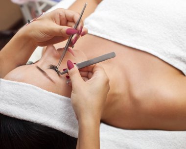 Kirpik temizleme prosedürünü kapat. Güzellik salonunda uzun kirpikleri olan güzel bir kadın. Kirpik uzantısı.