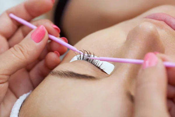 Procedura Rimozione Delle Ciglia Vicino Bella Donna Con Lunghe Ciglia — Foto Stock