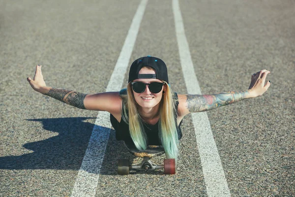 Piękna Seksowna Blond Hipster Niebieskie Włosy Tatuaż Jest Jazda Longboard — Zdjęcie stockowe