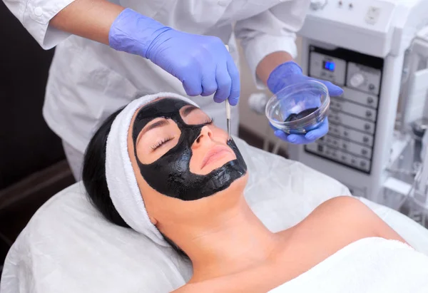 Postup Pro Nanesení Černé Masky Obličej Krásné Ženy Lázeňské Procedury — Stock fotografie