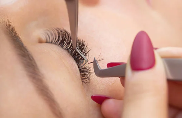 Procedimiento Extracción Pestañas Cerca Mujer Hermosa Con Pestañas Largas Salón —  Fotos de Stock