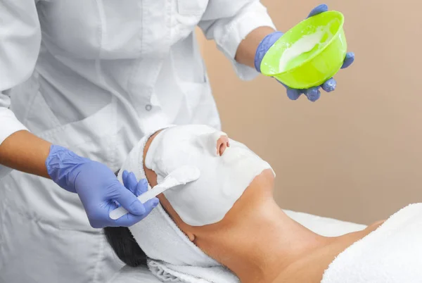 Den Kosmetolog Förfarande För Rengöring Och Återfuktning Huden Tillämpa Alginic — Stockfoto