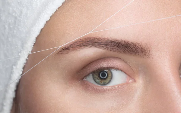 Maquilladora Arranca Las Cejas Con Hilo Primer Plano Cuidado Facial — Foto de Stock