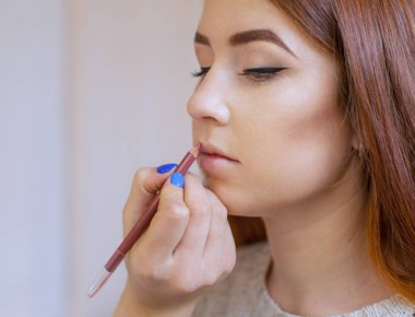 Makyöz makyaj ve renk ruj bir güzellik salonu profesyonel bir fırça ile uygulanır. Profesyonel Cilt Bakımı.