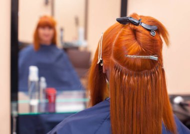 Kuaför Güzellik Salonu içinde genç, Kızıl saçlı bir kız için saç uzatma yok. Profesyonel saç bakımı.