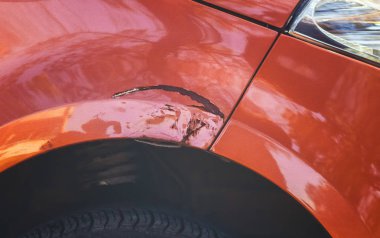 Bir araba tamir dükkanı kanadında otomobilin ön tırmalamak.