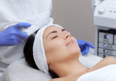 Genç bir kadının yüz cilt cilt kozmetik salonda temizlemeden önce buhar prosedürü.