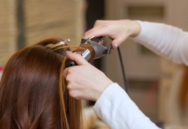 Güzellik uzmanı yordam mikrodermabrazyon güzel, Genç bir kadının dcolletage derinin bir güzellik salonu bulunur. Kozmetik ve profesyonel Cilt Bakımı.