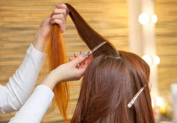 Cabeleireiro Penteando Seu Cabelo Longo Vermelho Seu Cliente Salão Beleza — Fotografia de Stock