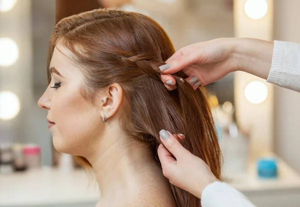 Piękna Rudowłosa Dziewczyna Długimi Włosami Fryzjer Tkający Francuski Warkocz Salonie — Zdjęcie stockowe