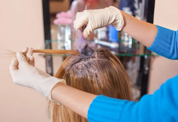 Kadeřník Maluje Vlasy Ženy Bílém Naneste Barvu Její Vlasy Salonu — Stock fotografie