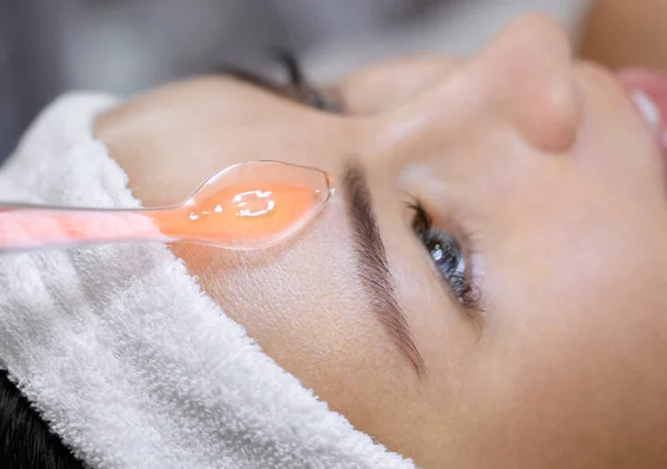 Cosmetólogo Realiza Procedimiento Electroterapia Piel Facial Una Hermosa Mujer Joven —  Fotos de Stock