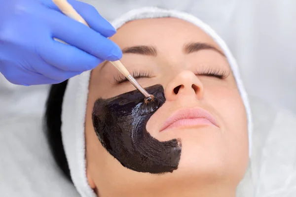 Das Verfahren Zum Auftragen Einer Schwarzen Maske Auf Das Gesicht — Stockfoto