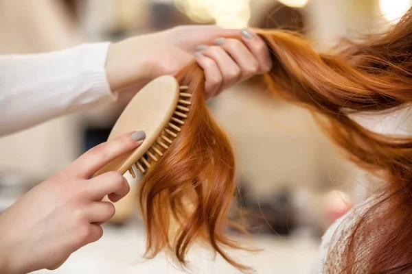 Fryzjerka Czesająca Jej Długie Rude Włosy Swojego Klienta Salonie Piękności — Zdjęcie stockowe