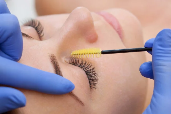 Schöne Frau Mit Langen Wimpern Einem Schönheitssalon Wimpernverlängerung Wimpern Aus — Stockfoto