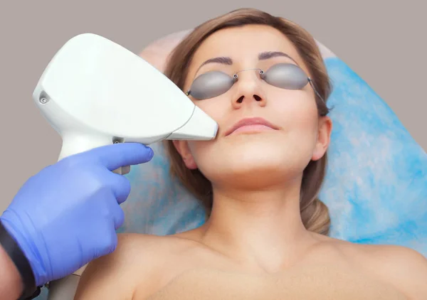 Cosmétologue Fait Procédure Épilation Laser Sur Visage — Photo