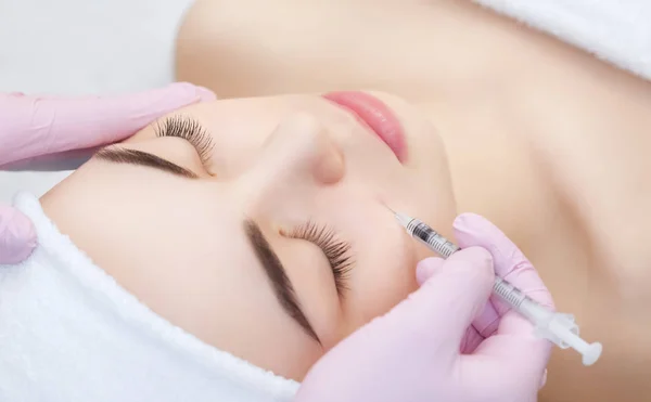 Doctor Cosmetologist Makes Botulinum Toxin Injection Procedure Tightening Smoothing Wrinkles — Stock Photo, Image