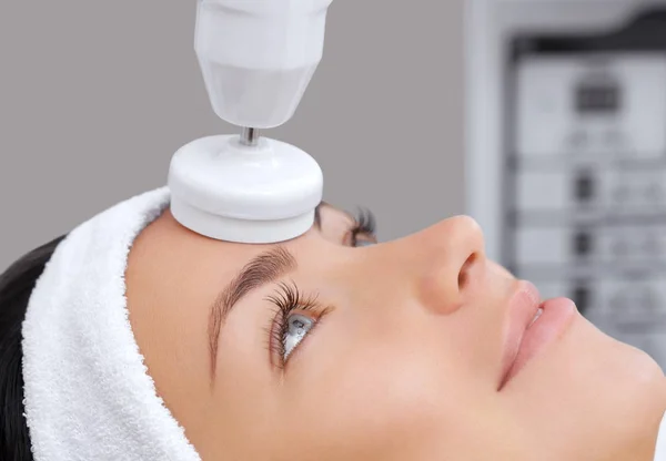 Cosmetologista Torna Aparelho Procedimento Limpeza Facial Hardware Com Uma Suave — Fotografia de Stock