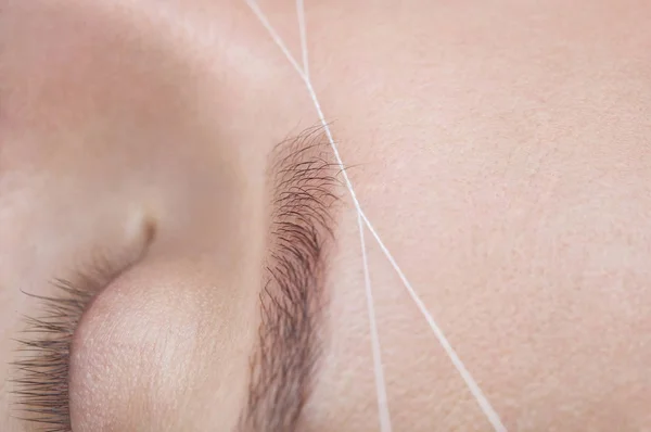 Maquilladora Arranca Las Cejas Con Hilo Primer Plano Tratamientos Belleza —  Fotos de Stock