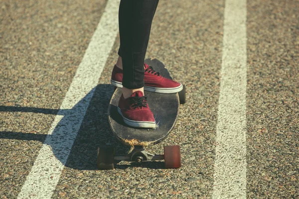 Ein Mädchen Reitet Auf Einem Longboard Auf Dem Asphalt Beine — Stockfoto