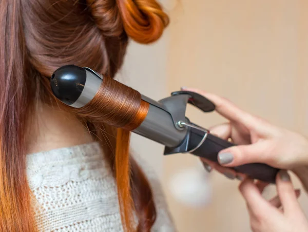 Cabeleireiro Faz Penteado Menina Com Cabelo Longo Vermelho Salão Beleza — Fotografia de Stock