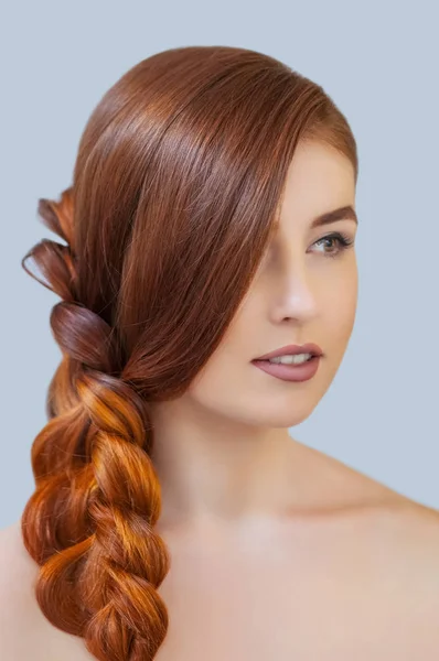 Schöne Mädchen Mit Langen Roten Haaren Geflochten Mit Einem Französischen — Stockfoto