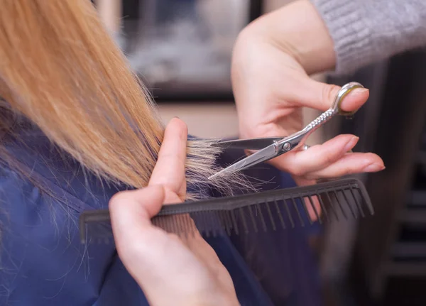 Coiffeur Fait Une Coupe Avec Des Ciseaux Cheveux Une Jeune — Photo