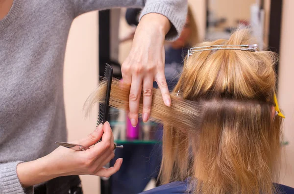 Kadeřník Dělá Účes Nůžkami Vlasy Mladou Dívku Blondýna Salonu Krásy — Stock fotografie