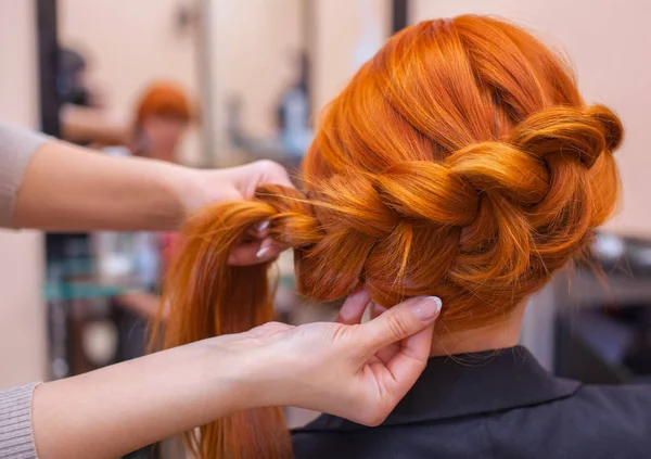 Hermosa Chica Peluquera Teje Una Trenza Salón Belleza Cuidado Profesional — Foto de Stock