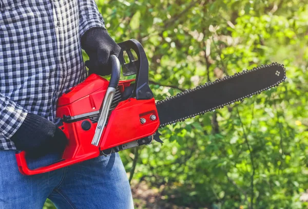 Homem Lumberjack Uma Camisa Xadrez Preto Branco Serrar Uma Motosserra — Fotografia de Stock