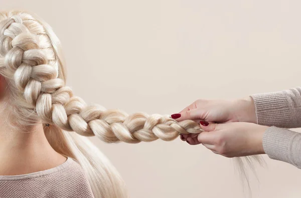 Mooi Meisje Met Blond Haar Kapper Weeft Een Vlecht Close — Stockfoto