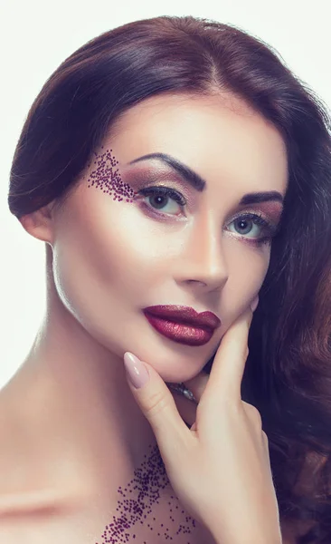 Portrét Krásné Mladá Brunetka Která Byla Makeupu Salonu Krásy — Stock fotografie