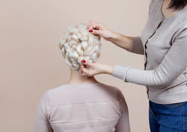Schöne Mädchen Mit Blonden Haaren Friseur Webt Einen Zopf Nahaufnahme — Stockfoto