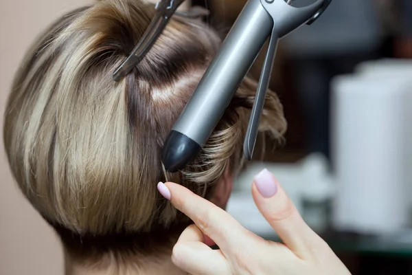 Friseur Macht Frisur Mädchen Mit Braunen Haaren Einem Schönheitssalon Erstellen — Stockfoto