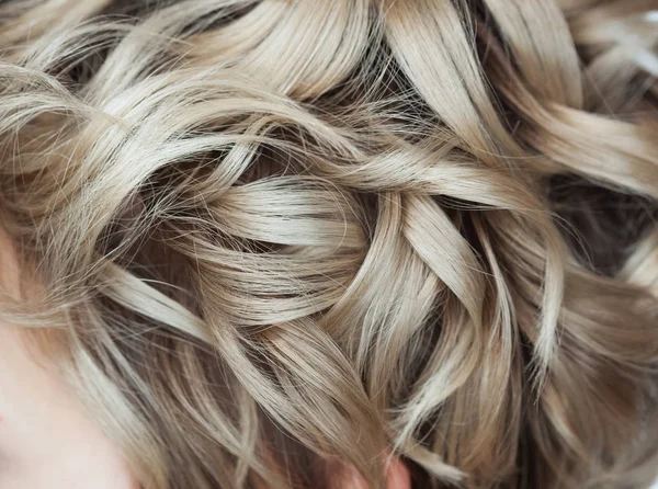 Gros Plan Sur Les Cheveux Blonds Bouclés Soins Capillaires Professionnels — Photo