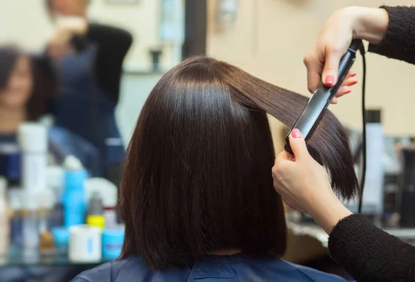 Kapper Doet Uitlijnen Het Haar Met Haar Ijzer Een Jong — Stockfoto