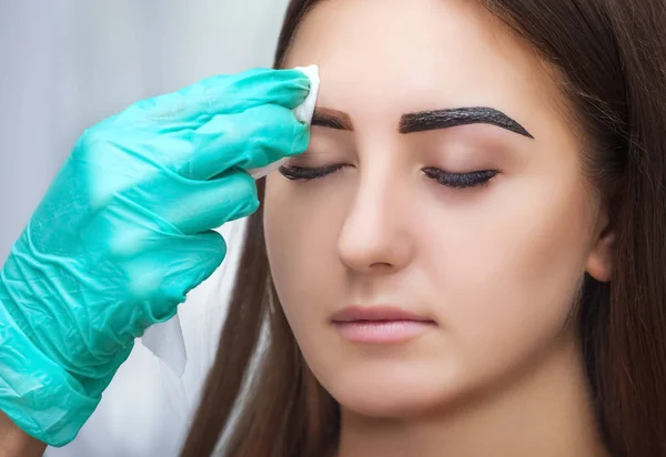 Mestre Corrige Maquiagem Forma Cor Sobrancelhas Com Henna Salão Beleza — Fotografia de Stock