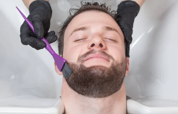 Barbero Pinta Barba Bigote Del Joven Barbería — Foto de Stock