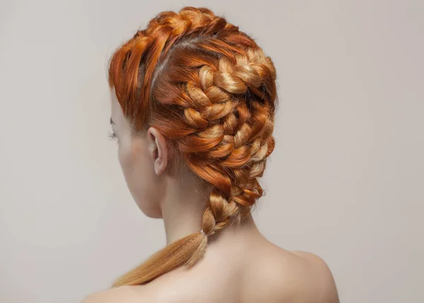 与长长的 红头发 毛茸茸的女孩 理发师编织一个辫子 特写在美容院 专业的理发和理发风格 — 图库照片