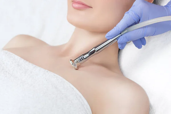 Die Kosmetikerin Führt Einem Schönheitssalon Die Prozedur Mikrodermabrasion Der Dcolletage — Stockfoto