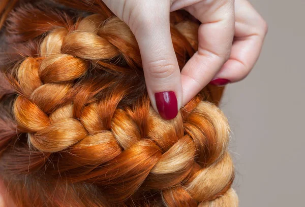 Menina Bonita Com Cabelo Vermelho Cabeleireiro Tece Close Trança Salão — Fotografia de Stock