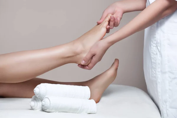 Der Kosmetiker Wickelt Das Bein Des Kunden Ein Cellulite Prozedur — Stockfoto