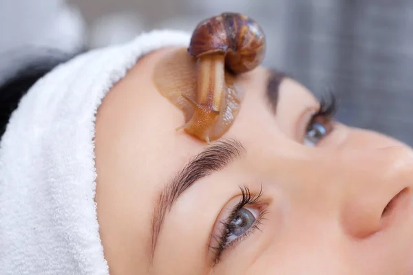 Cosmetological Procedure Beautiful Young Woman Snail Ahatin Her Face Beauty — Stock Photo, Image