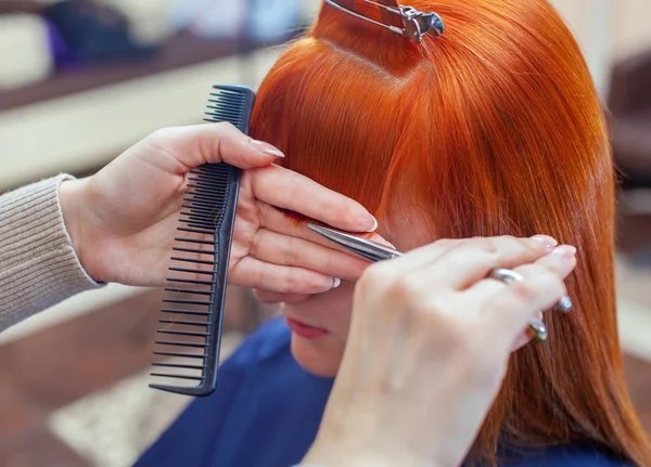 Peluquera Hace Corte Pelo Con Tijeras Pelo Joven Con Chica — Foto de Stock